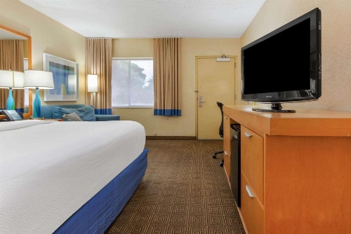 La Quinta by Wyndham Fort Lauderdale Pompano Beach image 12