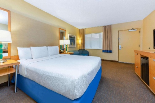 La Quinta by Wyndham Fort Lauderdale Pompano Beach image 16